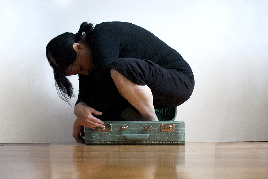 Nicole Panneton - Dans la valise 1 - Action performative en atelier - Valise - Autre espace temps - 2014