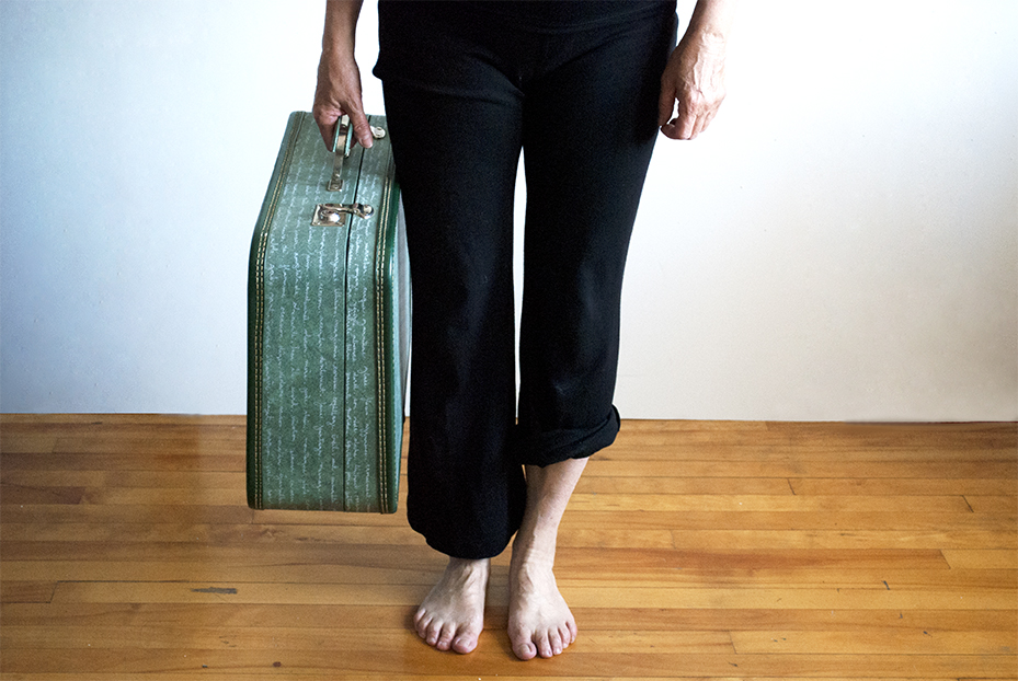 Nicole Panneton - Prête à partir - Action performative en atelier - Valise partie Autre espace temps - 2014