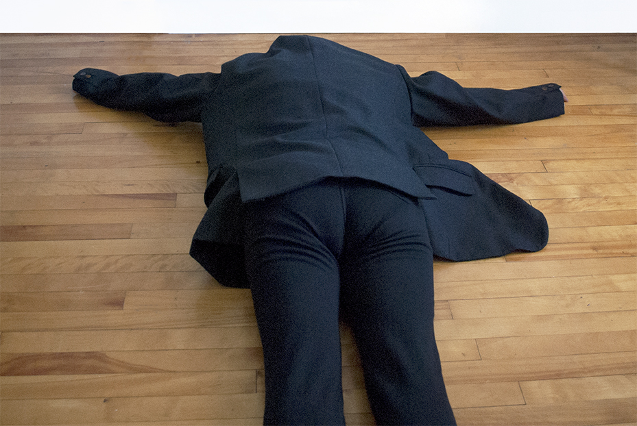 Nicole Panneton - Le manteau me transforme 2 - Action performative en atelier - Manteau - Autre espace temps - 2014