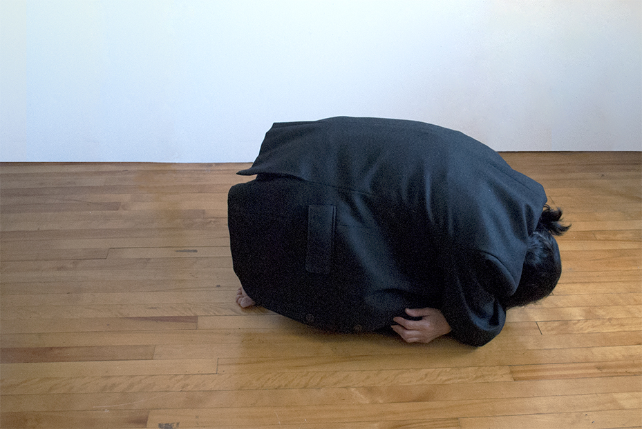 Nicole Panneton - Le manteau me transforme 1 - Action performative en atelier - Manteau - Autre espace temps - 2014