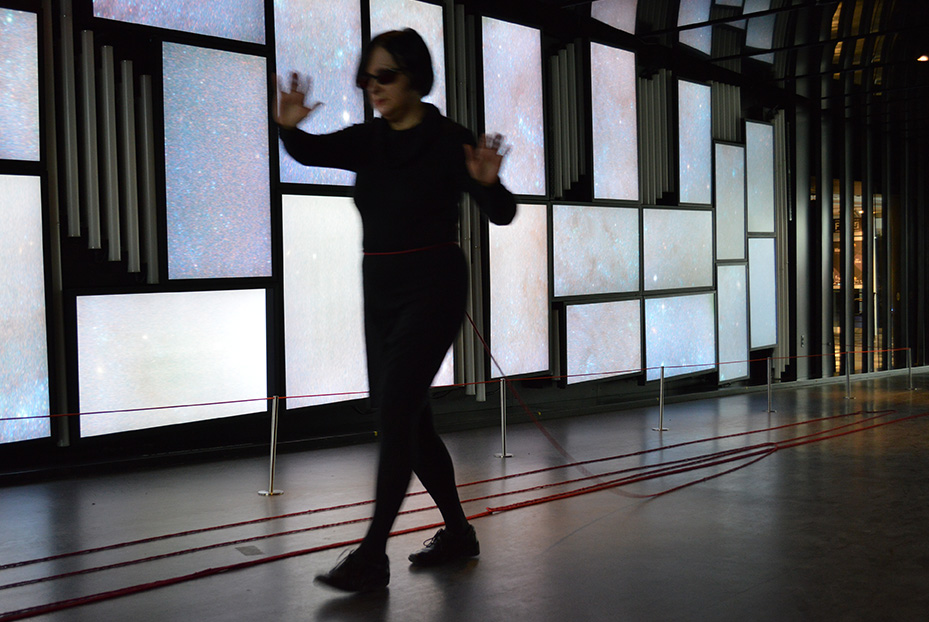 Nicole Panneton - Déambulation dans un lieu incertain - Performance - Art Souterrain Mise en lumière - Place des arts - Montréal - Crédit photographique Evelyne Bouchard - 2013