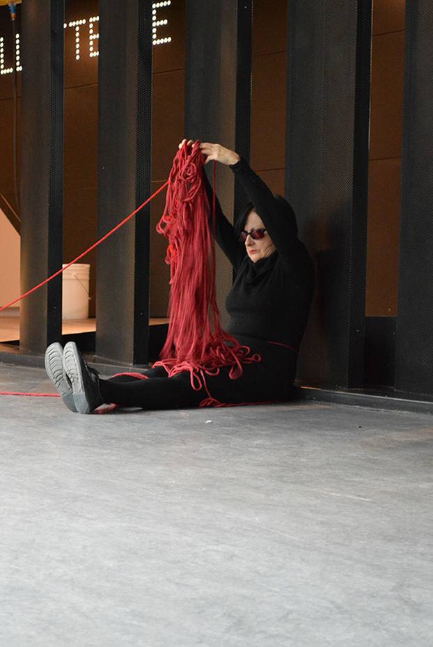 Nicole Panneton - Déambulation dans un lieu incertain - Performance - Art Souterrain Mise en lumière - Place des arts - Montréal - Crédit photographique Evelyne Bouchard - 2013