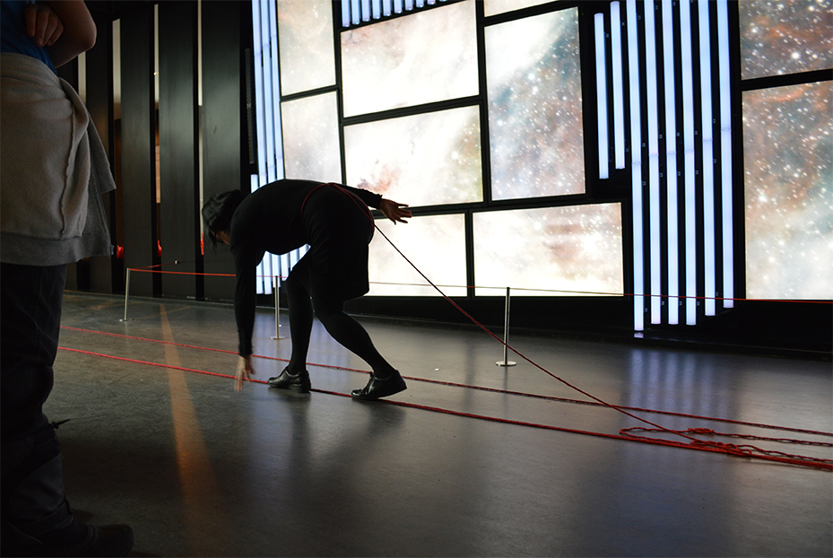 Nicole Panneton - Déambulation dans un lieu incertain - Performance - Art Souterrain Mise en lumière - Place des arts - Montréal - Crédit photographique Evelyne Bouchard - 2013