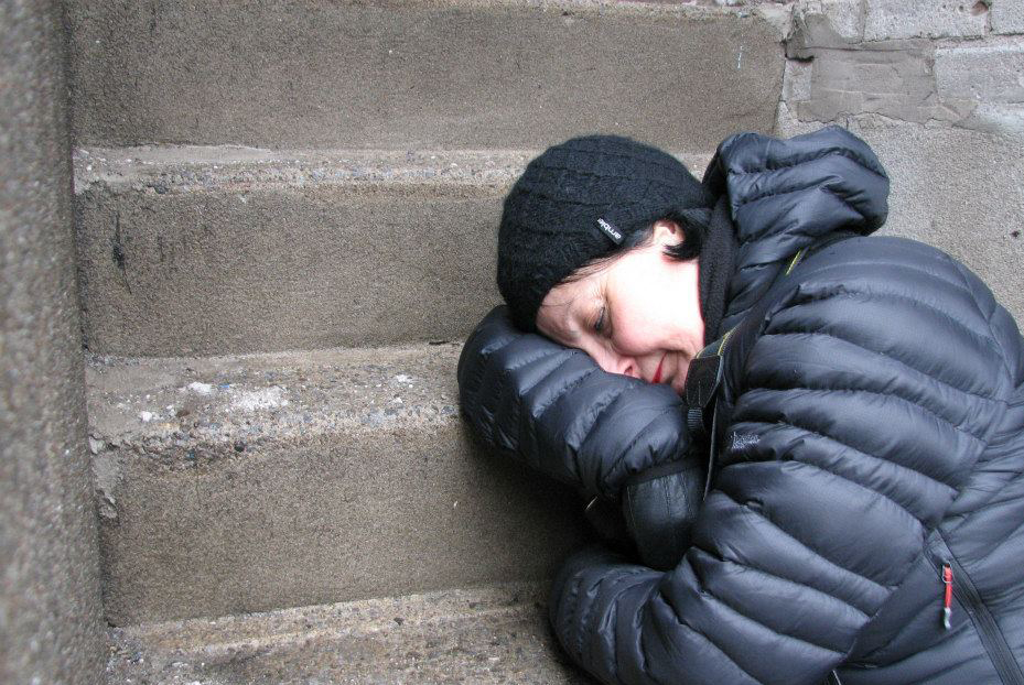 Nicole Panneton - Dormir - Action performative - Projet Contenant furtif - Montréal - Crédit photographique Evelyne Bouchard - 9 avril 2013