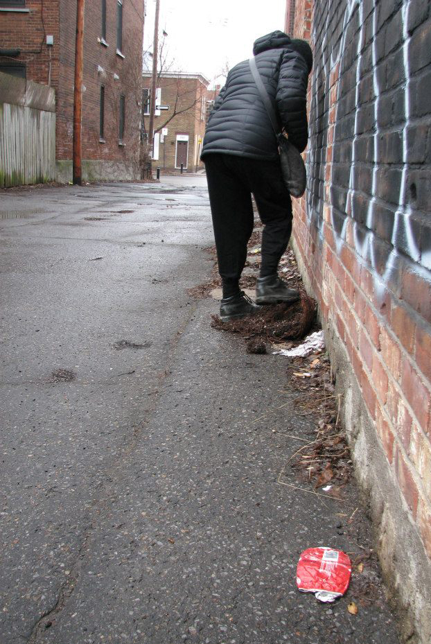 Nicole Panneton - Dans les feuilles mortes - Action performative - Projet Contenant furtif - Montréal - Crédit photographique Evelyne Bouchard - 9 avril 2013