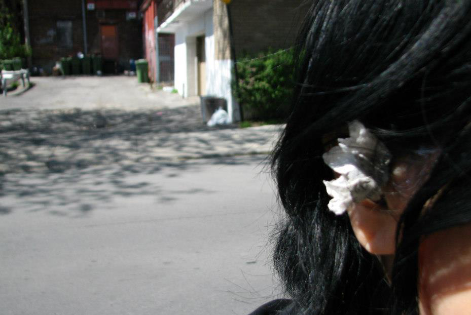 Nicole Panneton - Fleur de papier - Action performative - Projet Contenant furtif - Montréal - Crédit photographique Evelyne Bouchard - 14 mai 2013