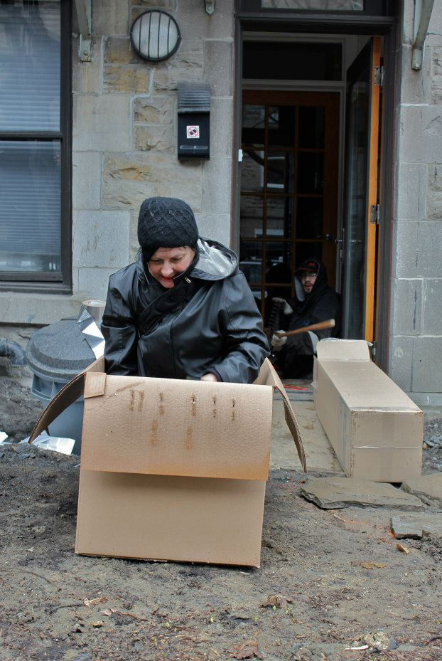 Nicole Panneton - La mise en boîte - Action performative - Projet Contenant furtif - Montréal - Crédit photographique José Dupuis - 16 avril 2013