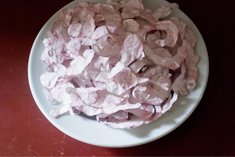 Nicole Panneton - Révéler - Installation - Détail - Assiette emplie de dessins de petits formats - Formes organiques - Résidence de création - Action Art Actuel - Saint-Jean-sur-Richelieu - Crédit photographique Nicole Panneton - 2014