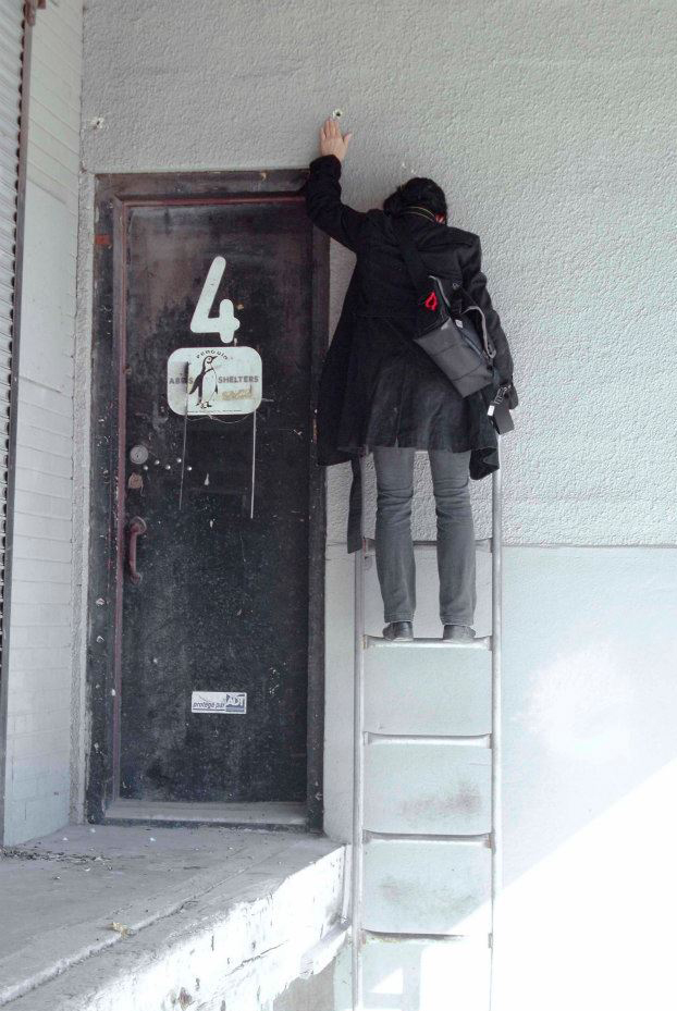 Nicole Panneton - Par le trou de la serrure - Action performative - Projet Sonder la track - Montréal - Crédit photographique Julie Laurin - 9 octobre 2013