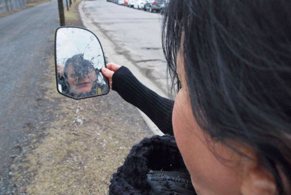 Nicole Panneton - Miroir joli miroir - Action performative - Projet Sonder la track - Montréal - Crédit photographique Julie Laurin - 23 avril 2014