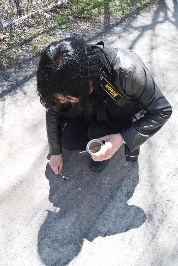 Nicole Panneton - La collecte - Action performative - Projet Sonder la track - Montréal - Crédit photographique Julie Laurin - 6 mai 2014