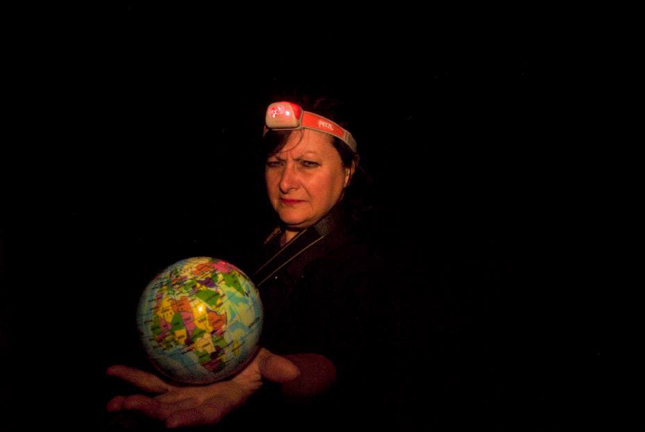 Nicole Panneton - Porter la terre - Action performative - Projet Sonder la track - Montréal - Crédit photographique Julie Laurin - 17 mai 2014