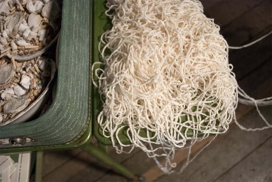 Nicole Panneton - Autre espace temps - Installation - Valise - amas de laine crochetée - Détail - 2013-2014