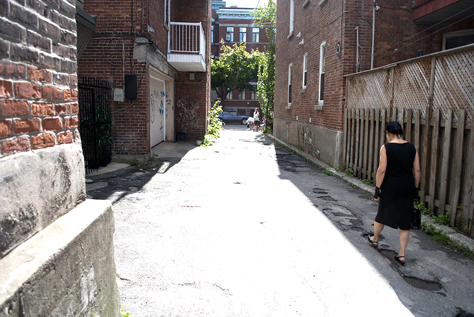 Nicole Panneton - Faire sens - Performance déambulatoire - Événement international Fluid States - Groupe organisé par KG Guttman, Victoria Stanton et Sylvie Tourangeau - Crédit photographique Julie Laurin - 2014