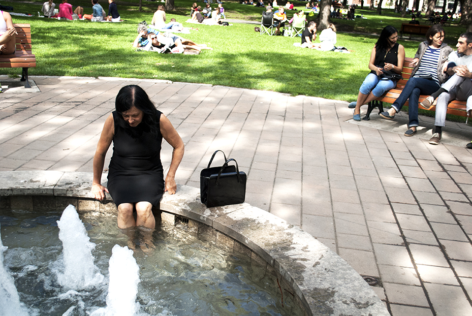 Nicole Panneton - Faire sens - Performance déambulatoire - Événement international Fluid States - Groupe organisé par KG Guttman, Victoria Stanton et Sylvie Tourangeau - Crédit photographique Julie Laurin - 2014