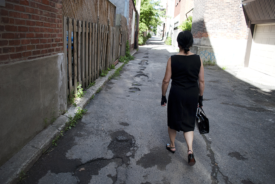 Nicole Panneton - Faire sens - Performance déambuloire - Fluid States événement international - Groupe organisé par KG Guttman, Victoria Stanton et Sylvie Tourangeau - Crédit photographique Julie Laurin - 2014