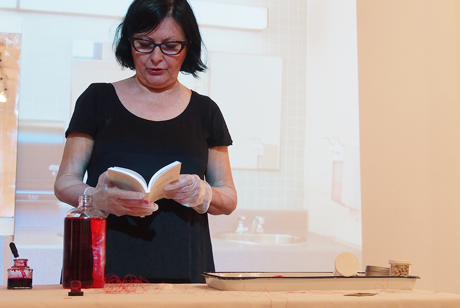 Nicole Panneton - L'immuabilité du rouge - Performance - Habiter l'École - Articule - 2015 - Crédit photographique Stéphanie Beaulieu