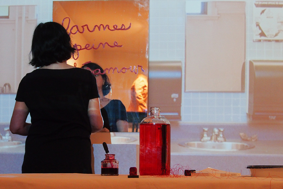 Nicole Panneton - L'immuabilité du rouge - Performance - Habiter l'École - Articule - 2015 - Crédit photographique Stéphanie Beaulieu