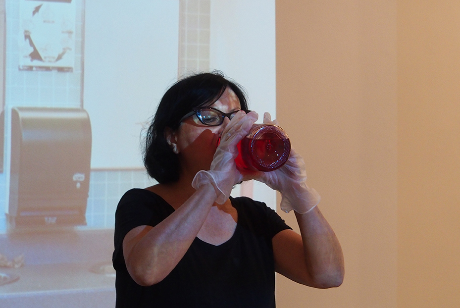 Nicole Panneton - L'immuabilité du rouge - Performance - Habiter l'École - Articule - 2015 - Crédit photographique Stéphanie Beaulieu