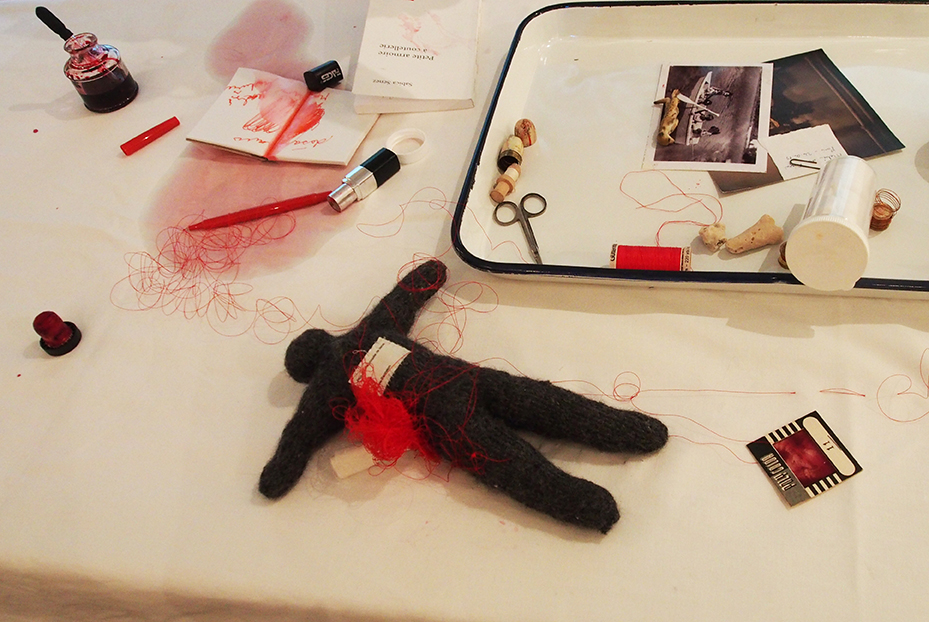 Nicole Panneton - L'immuabilité du rouge - Performance - Habiter l'École - Articule - 2015 - Crédit photographique Stéphanie Beaulieu