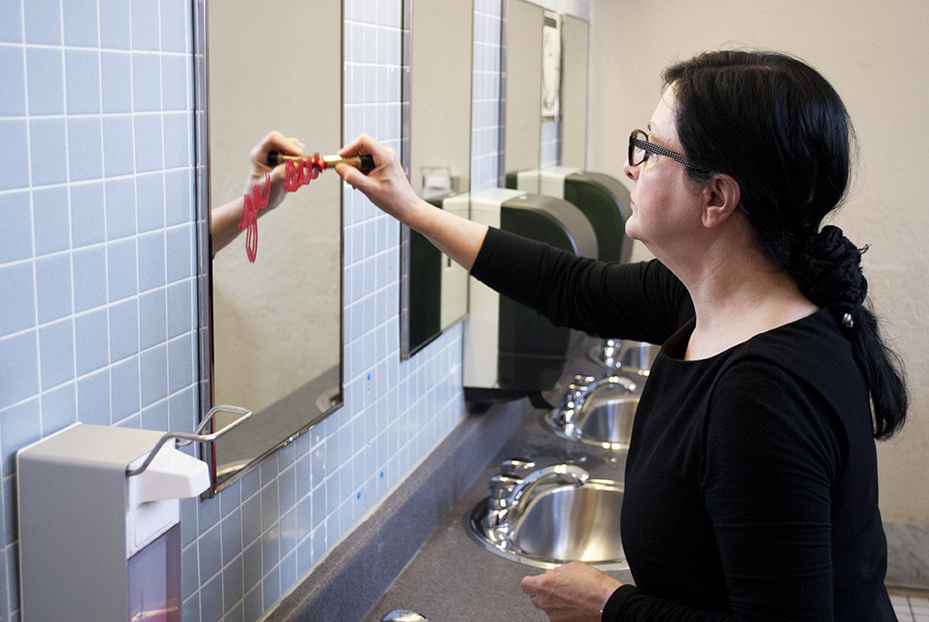 Nicole Panneton - L'immuabilité du rouge - Performance - Habiter l'École - École Jean-Baptiste Meilleur - 2015 - Crédit photographique Julie Laurin