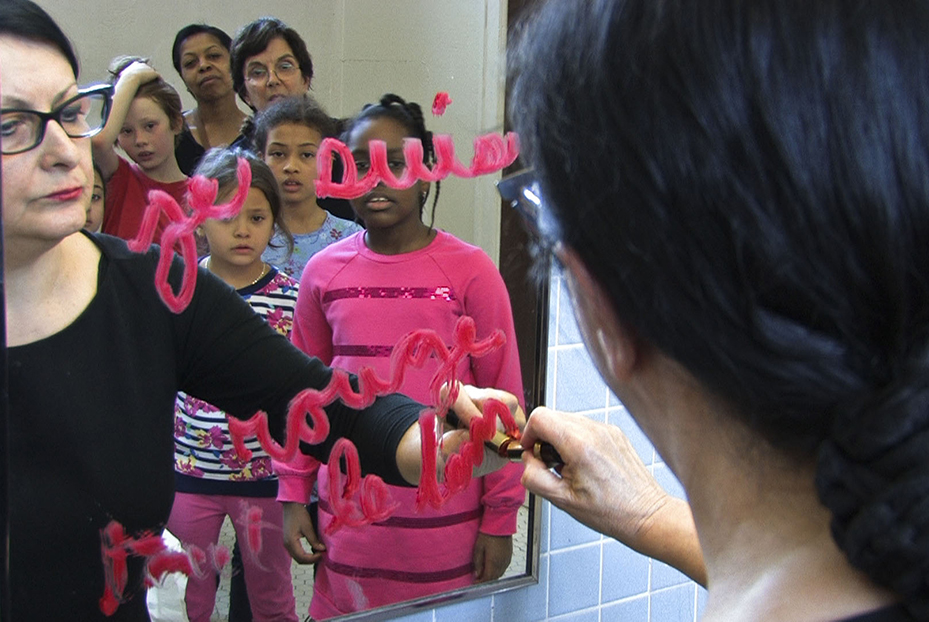 Nicole Panneton - L'immuabilité du rouge - Performance - Habiter l'École - École Jean-Baptiste Meilleur - 2015 - Crédit photographique Jonathan Roy