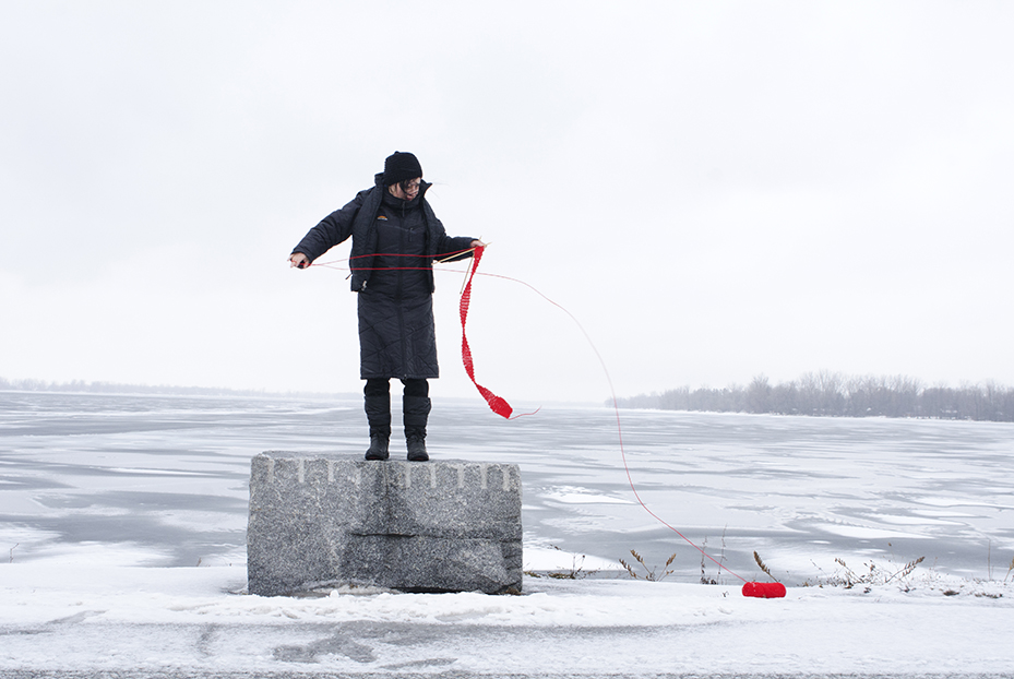 Nicole Panneton - Dérive - Film à partir de photos et vidéos - Déambulation avec tricot - Rouses Point, États-Unis - 2015 - Crédit photographique Michel Dubé