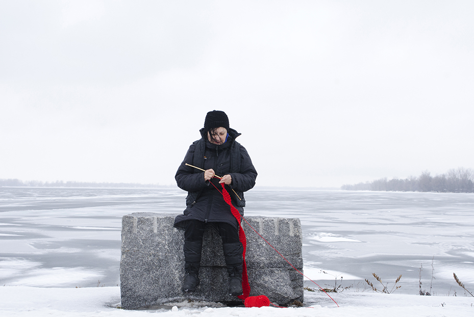 Nicole Panneton - Dérive - Film à partir de photos et vidéos - Déambulation avec tricot - Rouses Point, États-Unis - 2015 - Crédit photographique Michel Dubé