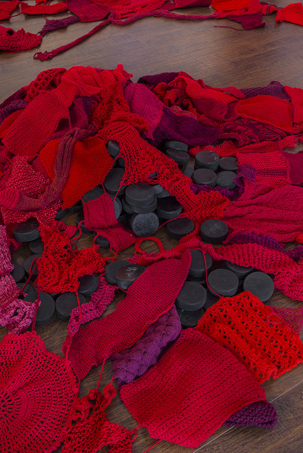 Nicole Panneton - Formes organiques hybrides (détail) - Installation faite à partir de tricots et rondelles de hockey - 2015 - Crédit photographique Michel Dubreuil