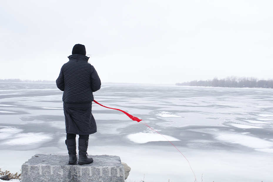 Nicole Panneton - Dérive - Film à partir de photos et vidéos - Déambulation avec tricot - Rouses Point, États-Unis - 2015 - Crédit photographique Michel Dubé