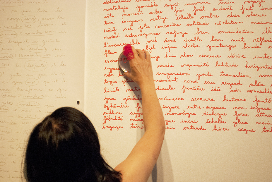 Nicole Panneton _ Le Fil continu - Performance - Projet Des mailles et des mots - Action Art Actuel - 2015 - Crédit photographique Julie Laurin