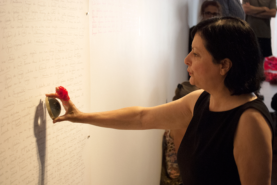 Nicole Panneton _ Le Fil continu - Performance - Projet Des mailles et des mots - Action Art Actuel - 2015 - Crédit photographique Julie Laurin