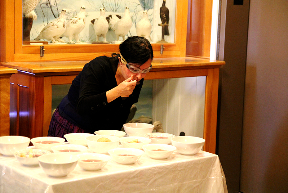 Nicole Panneton - De nature insolite - Performance - ORANGE - Les viscéraux une esthétique de l’appétence - La Pocatière - 2015 - Crédit photographique Mariane Stratis