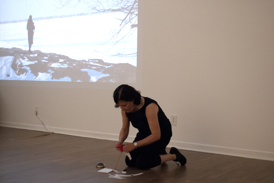 Nicole Panneton _ Le Fil continu - Performance - Projet Des mailles et des mots - Action Art Actuel - 2015 - Crédit photographique Julie Laurin