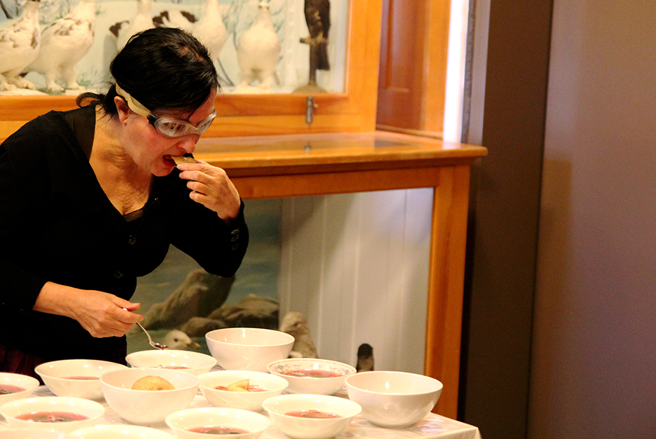 Nicole Panneton - De nature insolite - Performance - ORANGE - Les viscéraux une esthétique de l’appétence - La Pocatière - 2015 - Crédit photographique Mariane Stratis