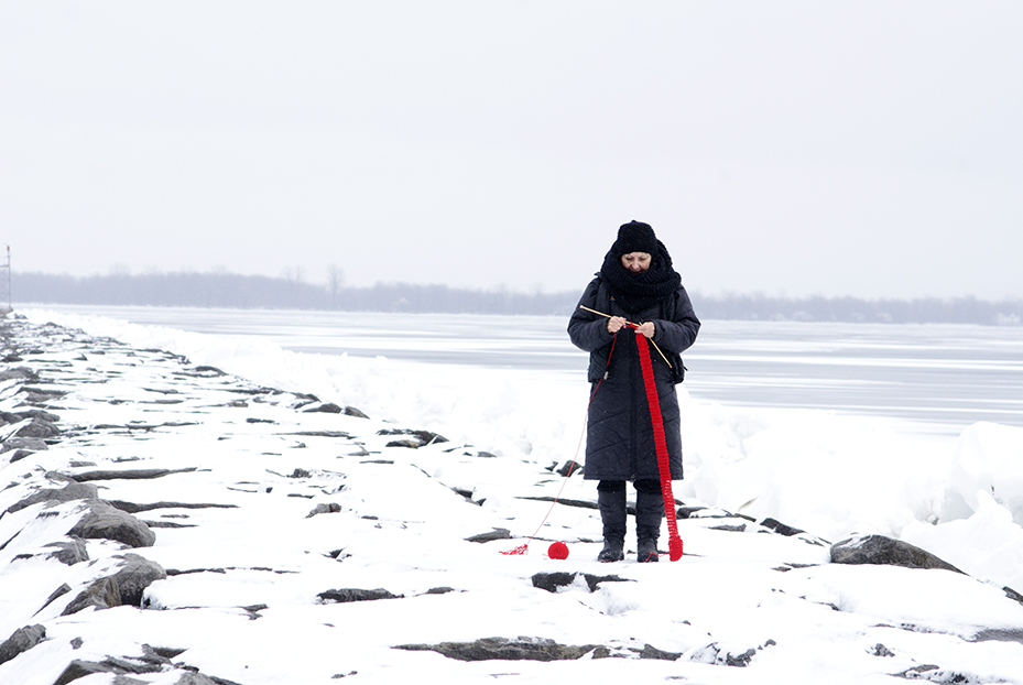 Nicole Panneton - Dérive - Film à partir de photos et vidéos - Déambulation avec tricot - Rouses Point, États-Unis - 2015 - Crédit photographique Michel Dubé