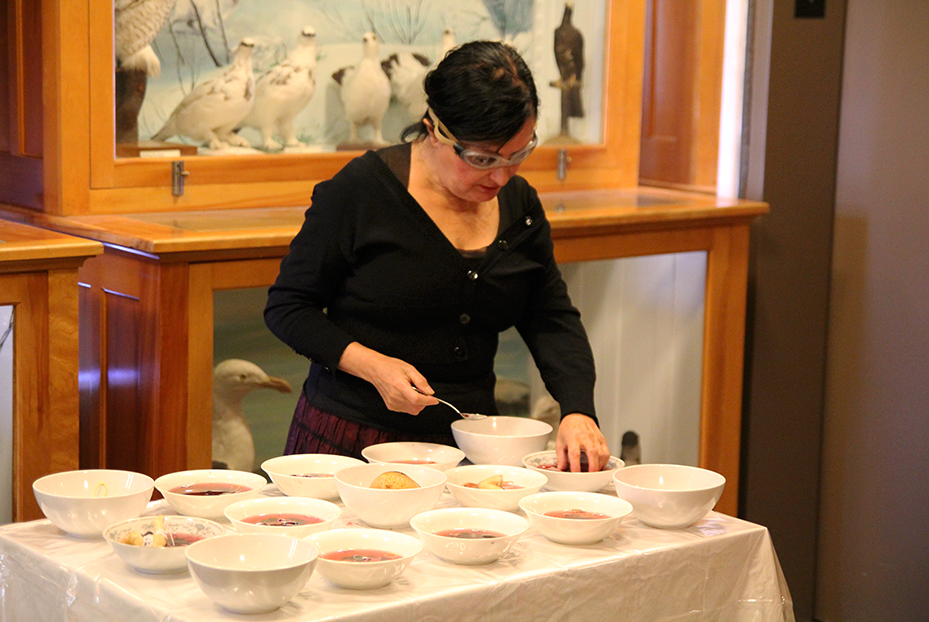 Nicole Panneton - De nature insolite - Performance - ORANGE - Les viscéraux une esthétique de l’appétence - La Pocatière - 2015 - Crédit photographique Mariane Stratis