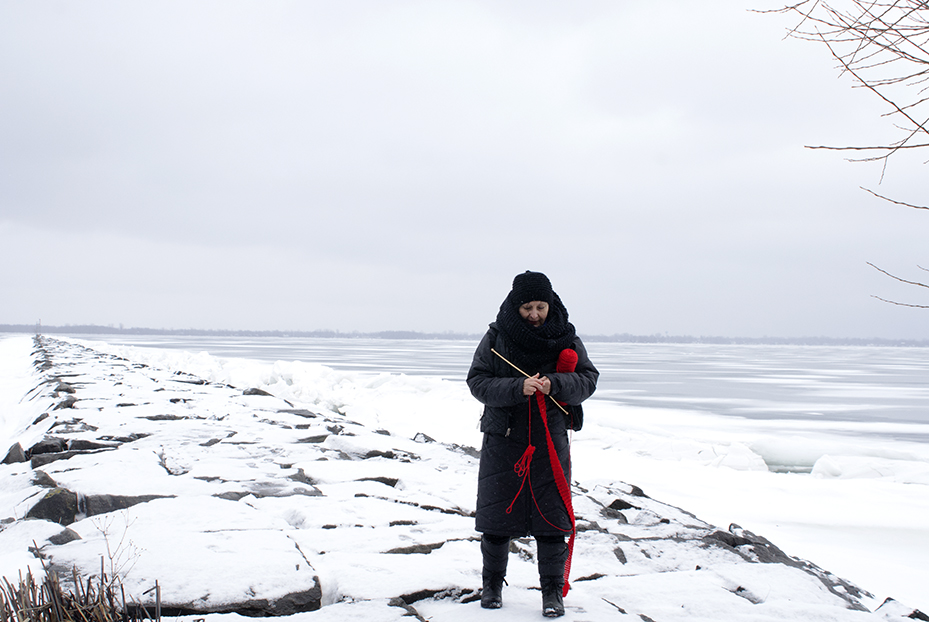 Nicole Panneton - Dérive - Film à partir de photos et vidéos - Déambulation avec tricot - Rouses Point, États-Unis - 2015 - Crédit photographique Michel Dubé