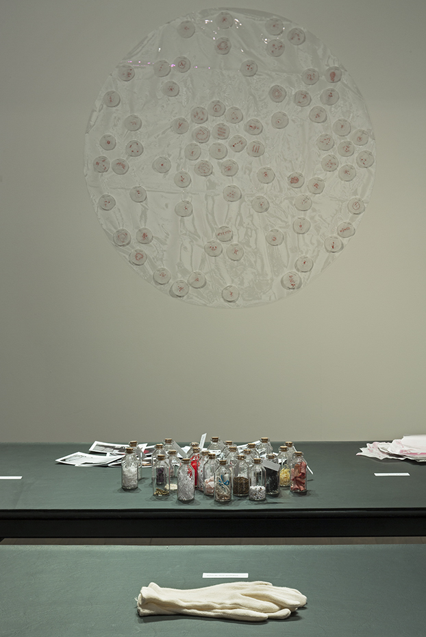 Nicole Panneton - Vue d'une installation - Projet Des mailles et des mots - 2015 - Crédit photographique Michel Dubreuil