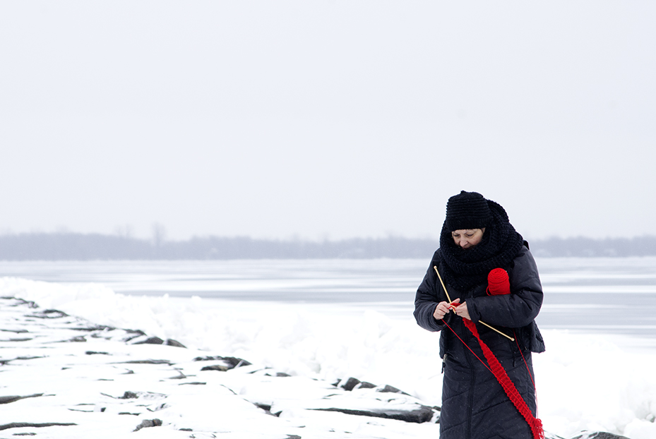 Nicole Panneton - Dérive - Film à partir de photos et vidéos - Déambulation avec tricot - Rouses Point, États-Unis - 2015 - Crédit photographique Michel Dubé