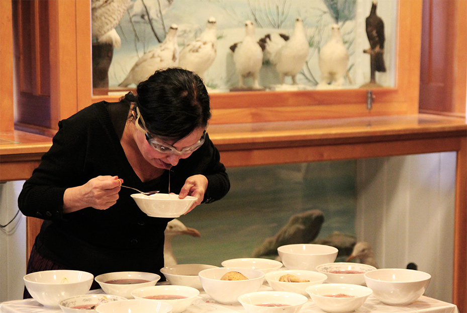 Nicole Panneton - De nature insolite - Performance - ORANGE - Les viscéraux une esthétique de l’appétence - La Pocatière - 2015 - Crédit photographique Mariane Stratis