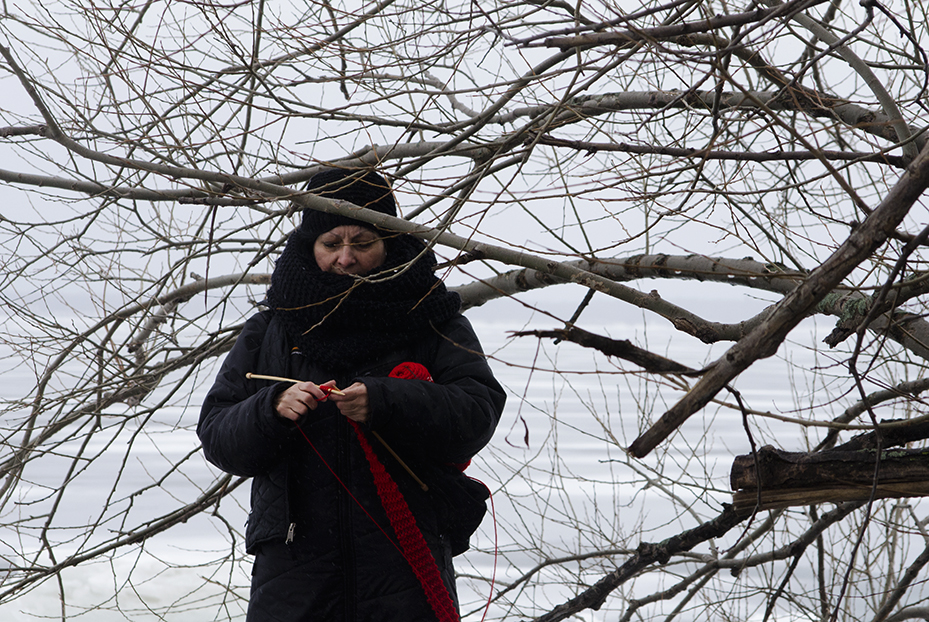 Nicole Panneton - Dérive - Film à partir de photos et vidéos - Déambulation avec tricot - Rouses Point, États-Unis - 2015 - Crédit photographique Michel Dubé