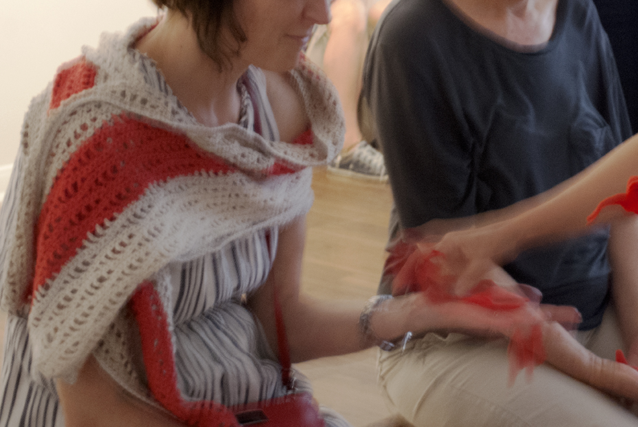 Nicole Panneton _ Le Fil continu - Performance - Projet Des mailles et des mots - Action Art Actuel - 2015 - Crédit photographique Julie Laurin