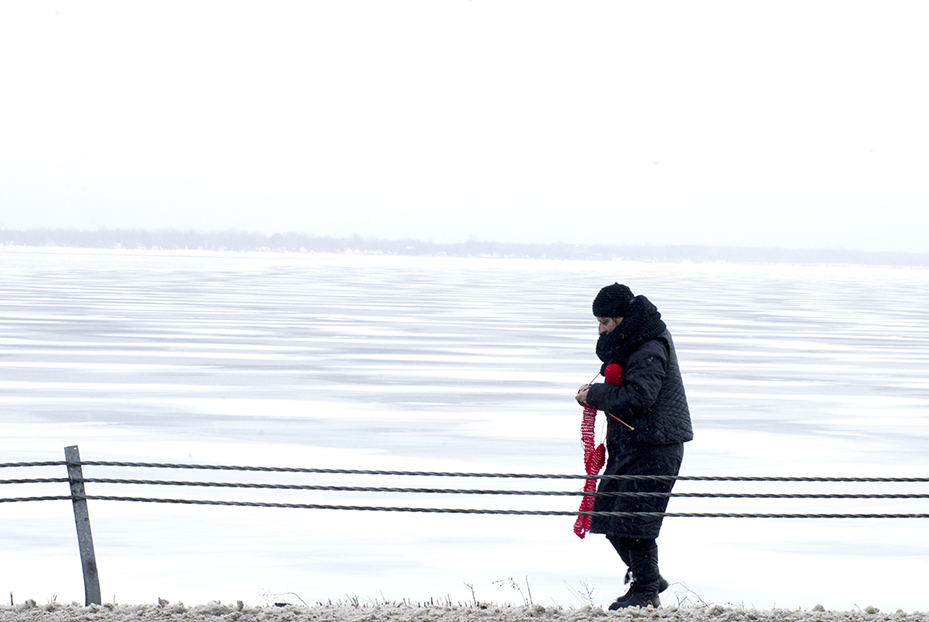 Nicole Panneton - Dérive - Film à partir de photos et vidéos - Déambulation avec tricot - Rouses Point, États-Unis - 2015 - Crédit photographique Michel Dubé