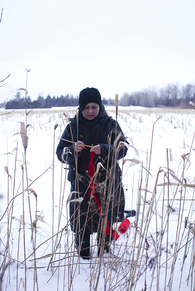 Nicole Panneton - Dérive - Film à partir de photos et vidéos - Déambulation avec tricot - Rouses Point, États-Unis - 2015 - Crédit photographique Michel Dubé