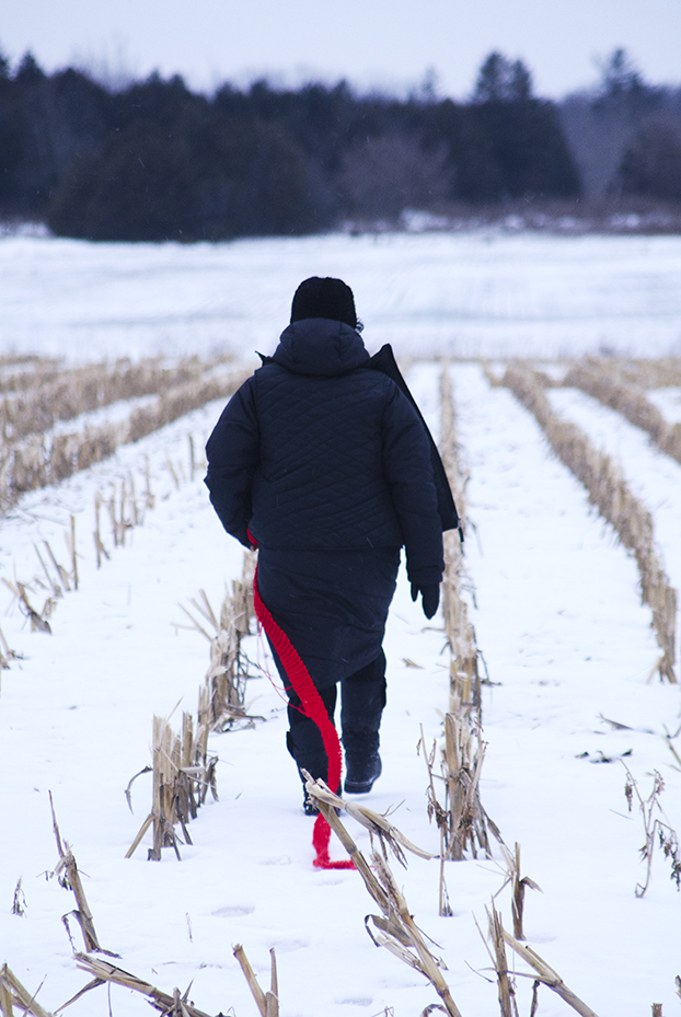 Nicole Panneton - Dérive - Film à partir de photos et vidéos - Déambulation avec tricot - Rouses Point, États-Unis - 2015 - Crédit photographique Michel Dubé
