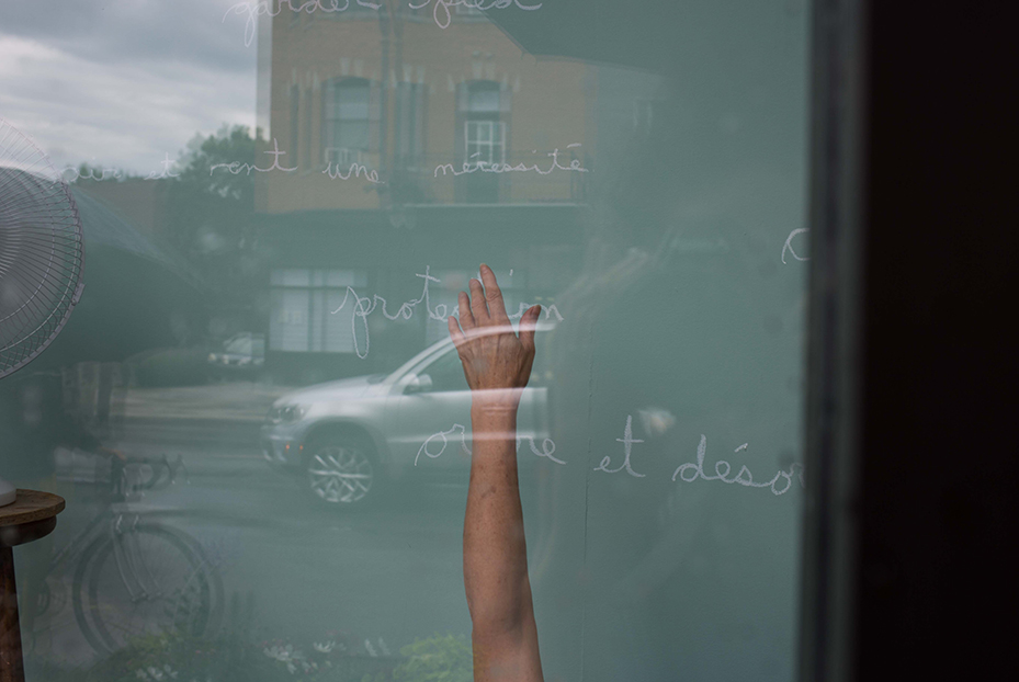 Nicole Panneton - Taire ce qui ne peut être dévoilé - L'Écrin - L'imprimerie centre d'artistes - Performance du 20 juin 2018 - Crédit photo Mariane Stratis - IMG_5856