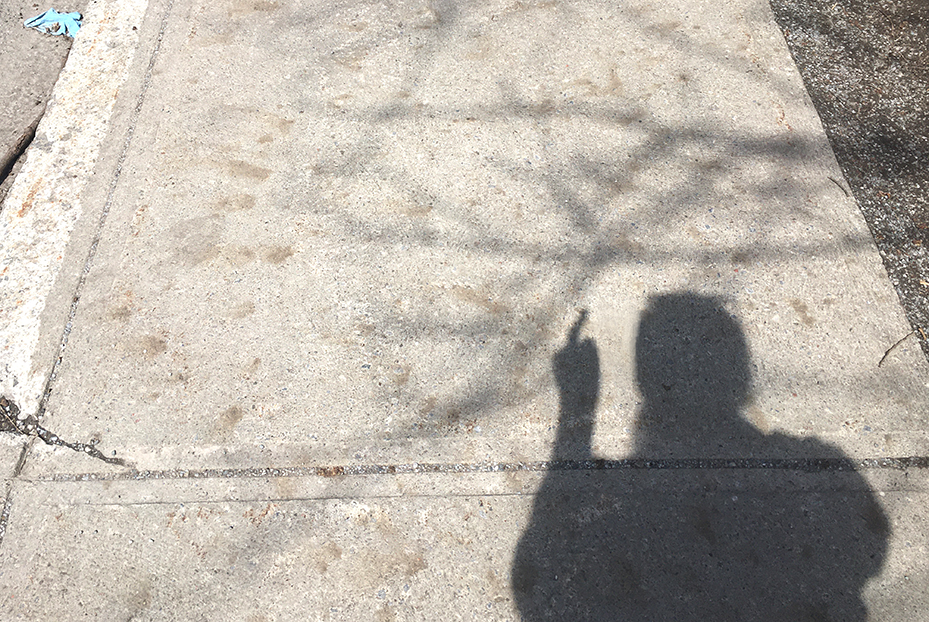 NicolePannneton_Confinement_Doigtdhonneur_2mai2020_CreditphotoNicolePanneton_IMG6179